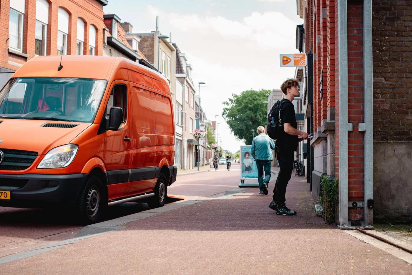 Tom Onrust in gesprek met een bewoner tijdens TO DO