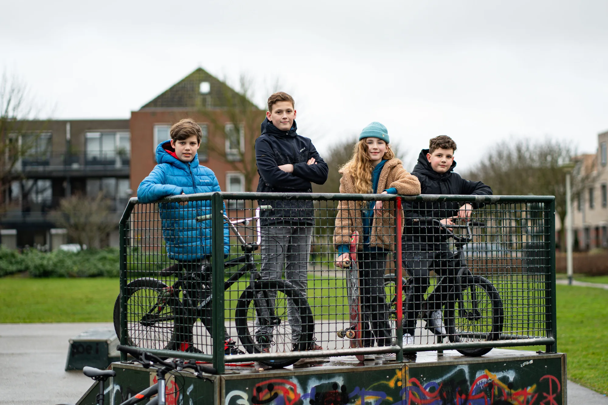 Jongeren met fietsen op het skatepark van De blauwe speeltuin