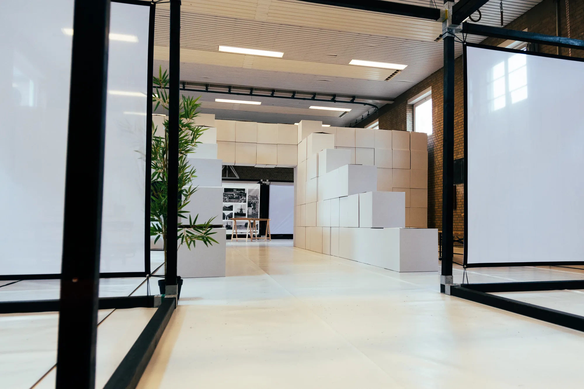 Witte dozen vormen een maquette in de gymzaal van Nieuw-Vossemeer