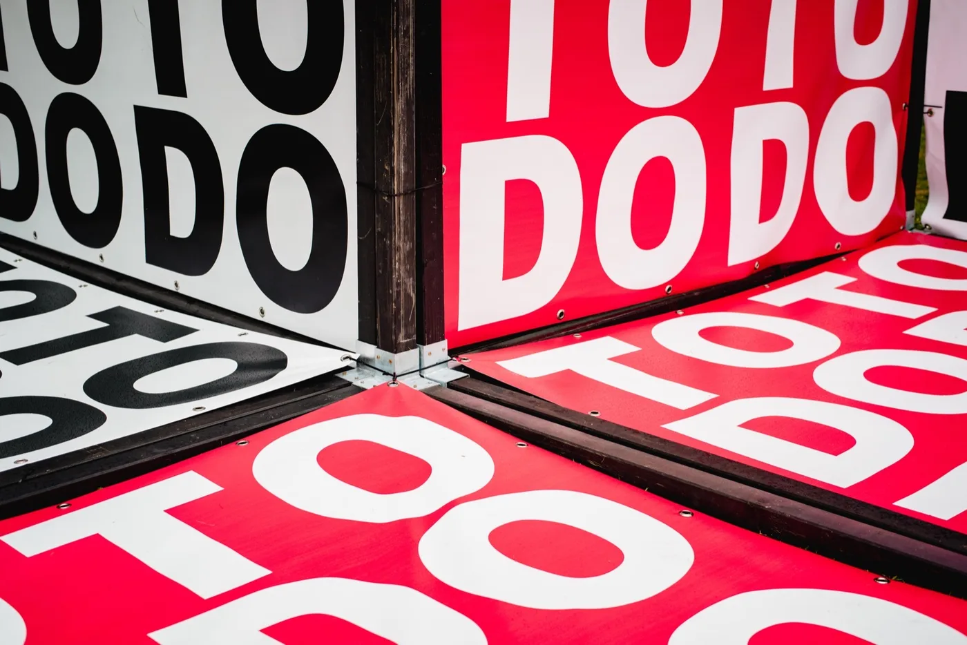 Rode TO DO-panelen met witte letters, van dichtbij