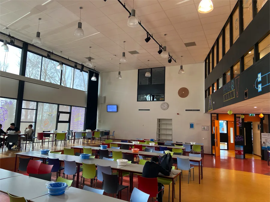 Aula van het Markland College met gekleurde stoelen