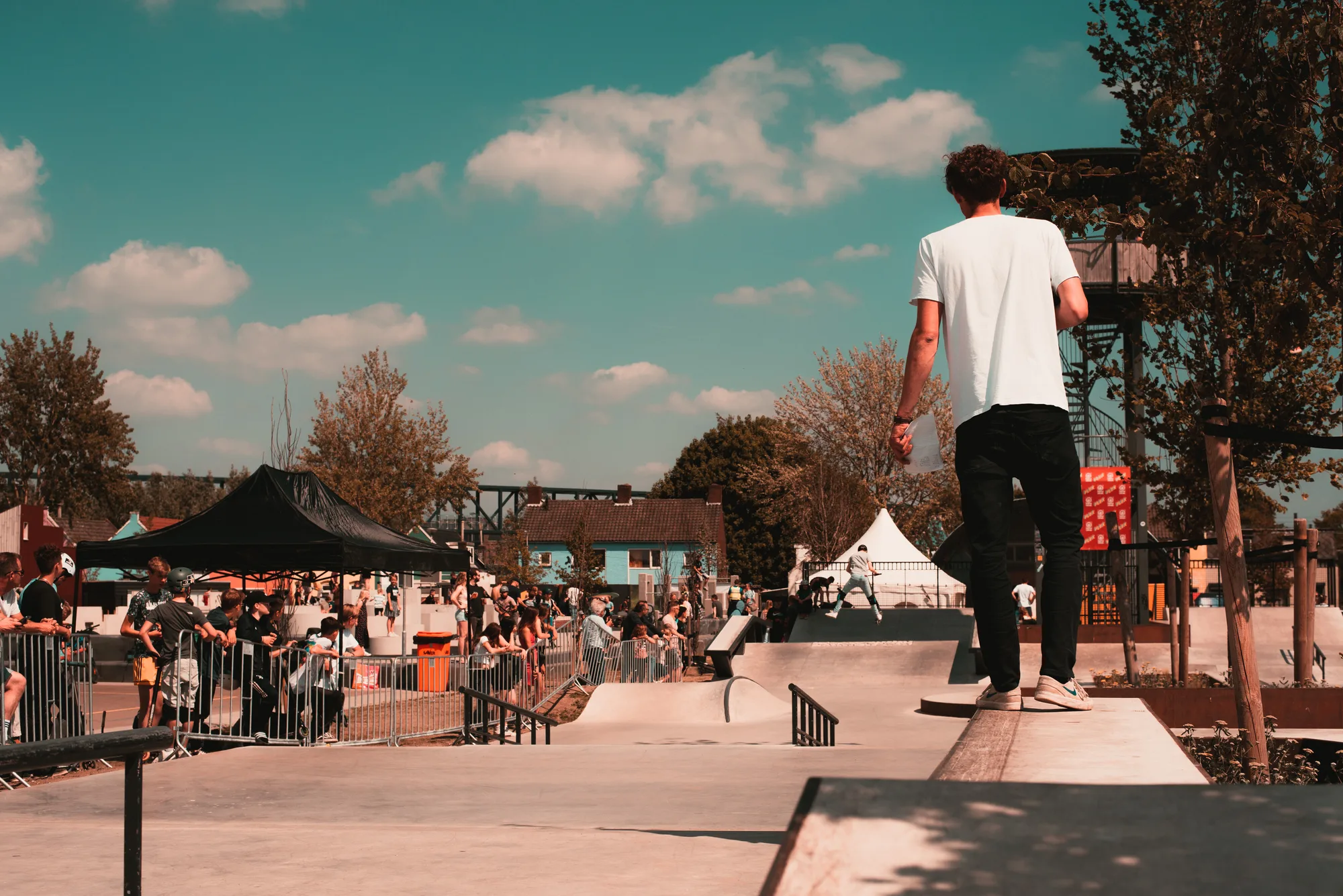 Skater op de rand van een bowl tijdens Kingdom Festival, met publiek langs het skatepark